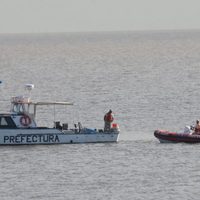 Se hundió un buque pesquero cerca de Las Grutas: rescataron a un tripulante y aún buscan a dos