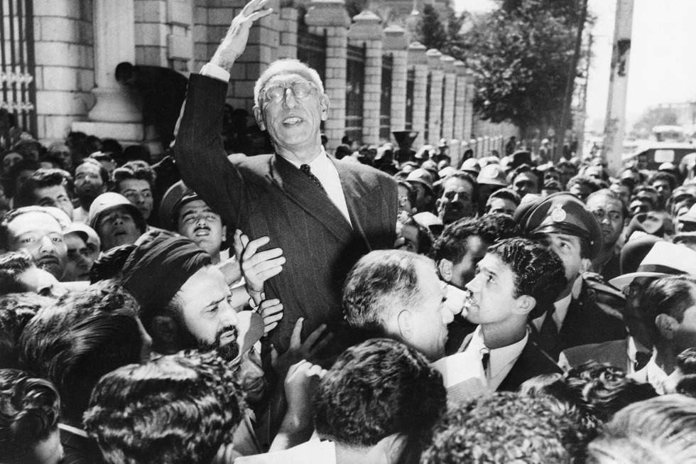 El primer ministro Mohammad Mosaddegh es vitoreado en la Plaza Majlis de Teherán, frente al edificio del Parlamento, el 27 de septiembre de 1951, tras reiterarle a sus simpatizantes la propuesta de nacionalizar el petróleo iraní