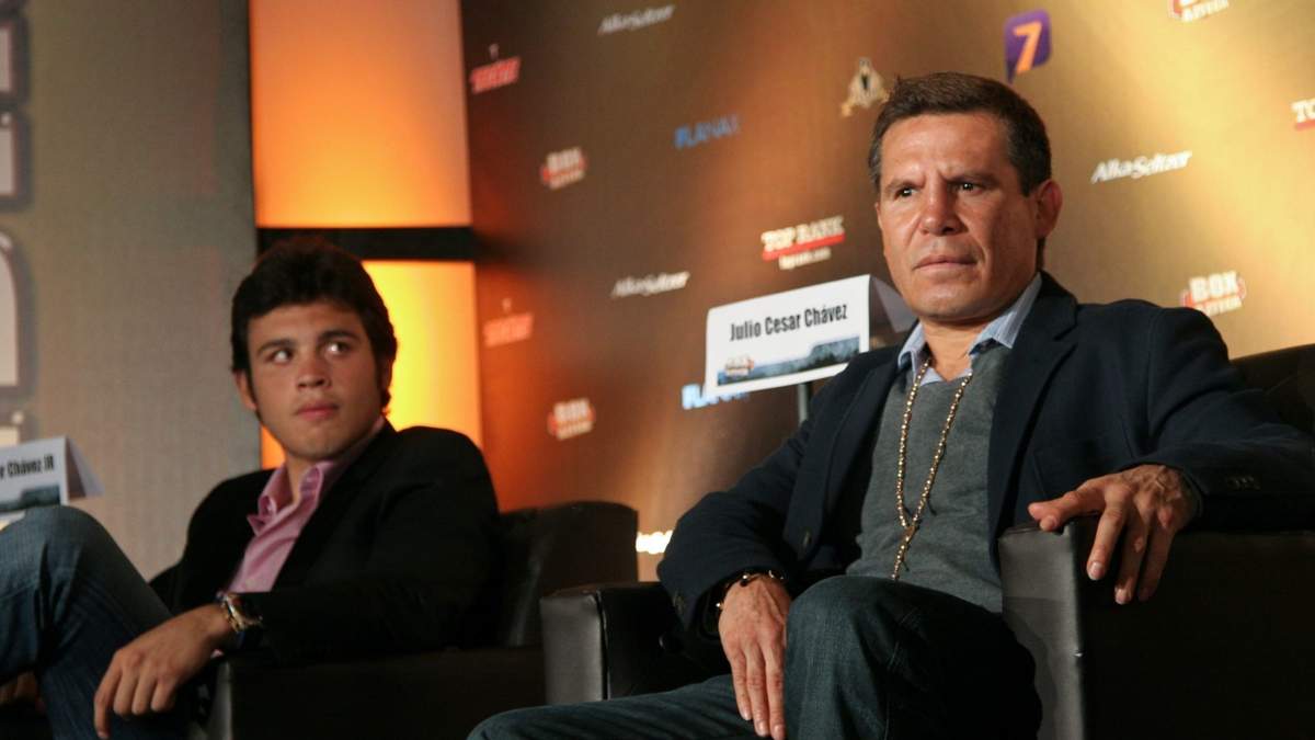 Julio César Chávez (der.) y su hijo, en imagen de abril de 2011