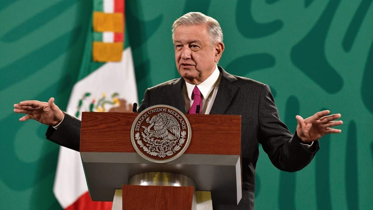El presidente López Obrador aseguró que sus opositores hacen una campaña que llama a encender las luces