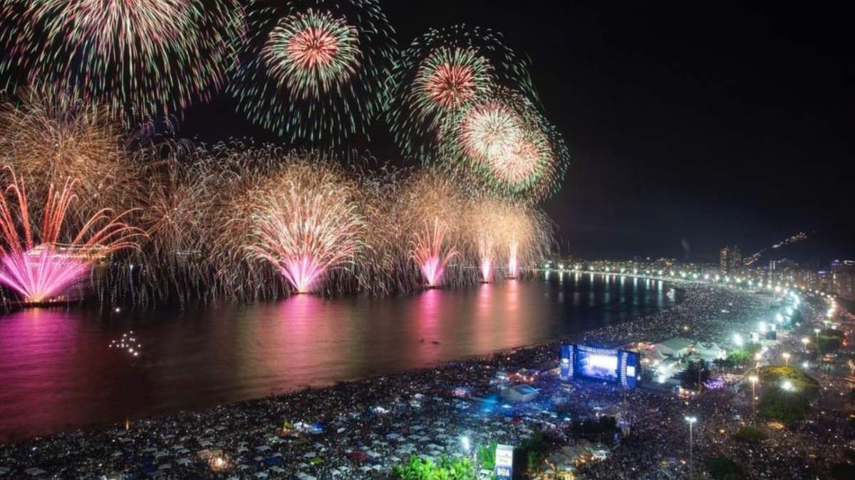 Festejos por Año Nuevo en la playa de Copacabana, en Río de Janeiro