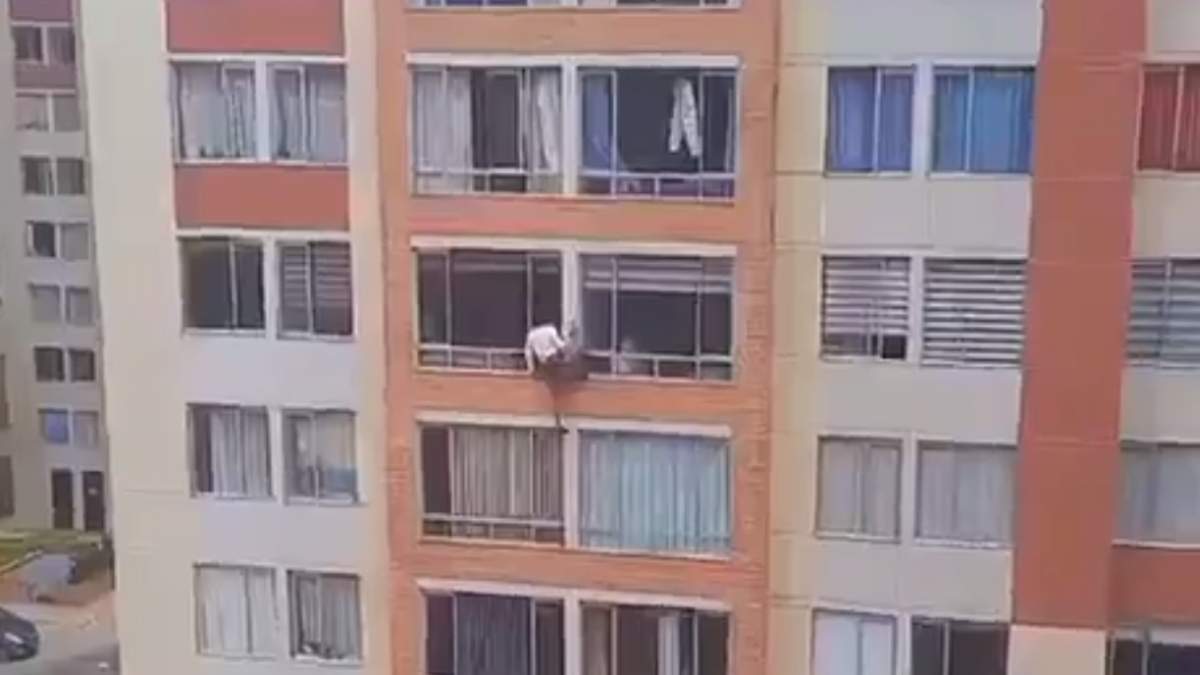 La mujer salió por la ventana de su departamento