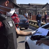 ¡No se puede creer! Rompió el aislamiento y quiso sobornar a la policía