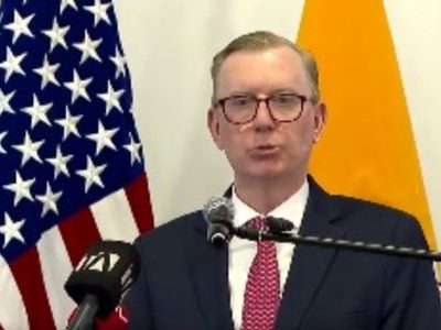Los narcos lavan dinero en equipos de futbol y medios en Ecuador: Embajador de EU