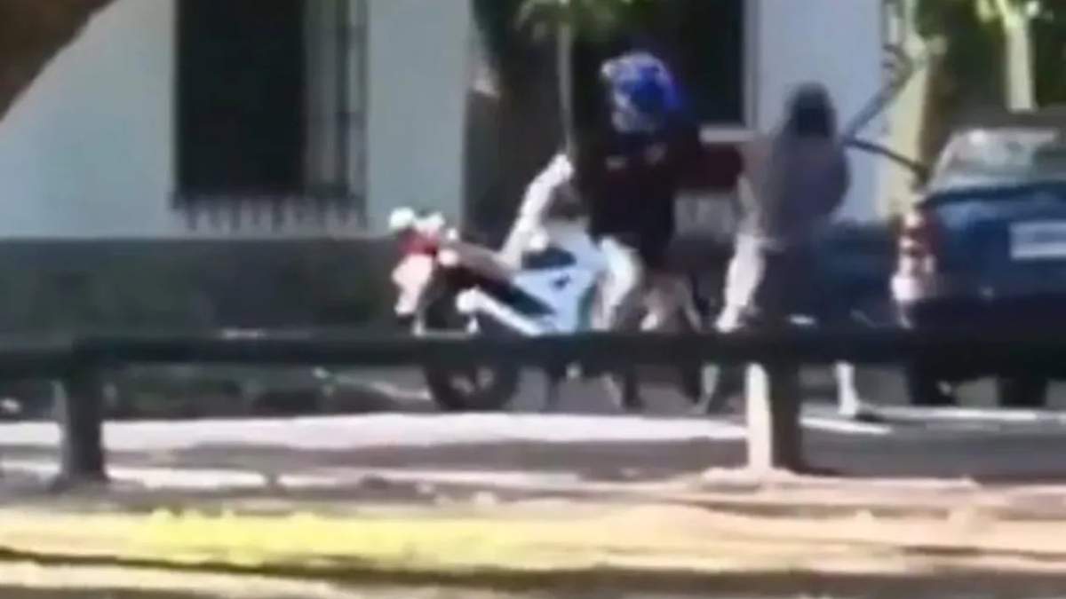 Mató a golpes al conductor de un auto en una discusión de tránsito
