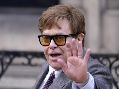 Elton John revela que perdió la vista y le cuesta ver su nuevo musical