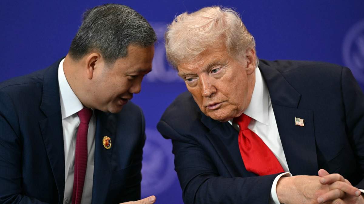 El presidente de Estados Unidos, Donald Trump, escucha al primer ministro de Camboya, Hun Manet, a la izquierda, en Malasia