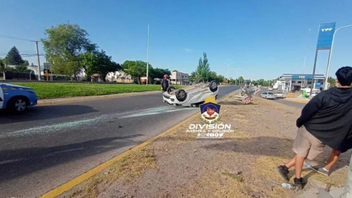 Un Fiat Mobi perdió el control y volcó sobre la Ruta Nacional 22, tras un choque con un Volkswagen Gol Trend. Fuente: (Prensa Policía)