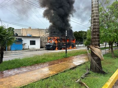 Invasores de terrenos queman autobús de la Policía de Playa del Carmen