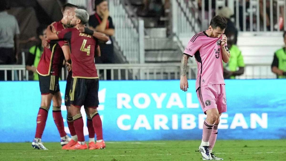 Los jugadores del Atlanta United festejan, mientras Lionel Messi, del Inter Miami, abandona la cancha, tres el duelo de playoffs de la MLS disputado el sábado 9 de noviembre de 2024