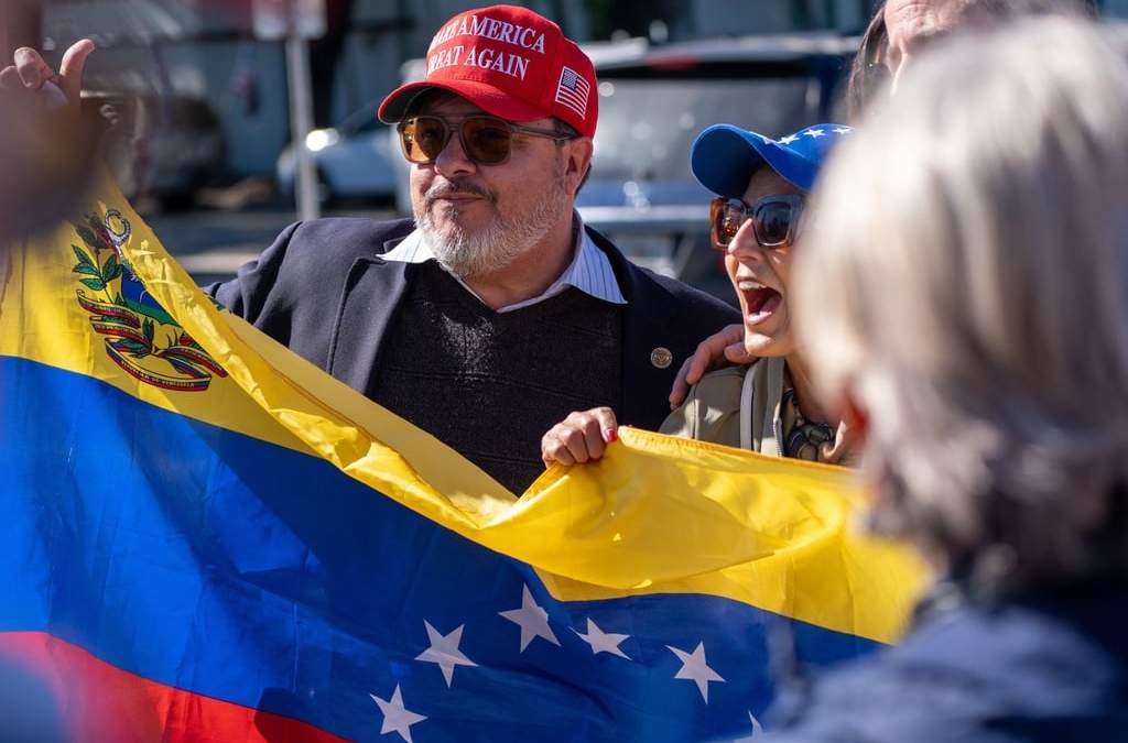 Gustavo Garagorry, de Miami, celebra afuera de Versailles Cuban Cuisine después de que el presidente Donald Trump anunciara que el presidente venezolano Nicolás Maduro fue capturado y trasladado a EU, en Miami, el sábado 3 de enero de 2026