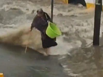 Inundación arrastra a una mujer de la tercera edad en Coacalco (Video)