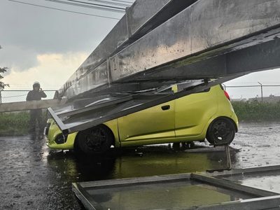 Graban la caída de un espectacular sobre vehículos en la carretera México-Cuautla (Video)