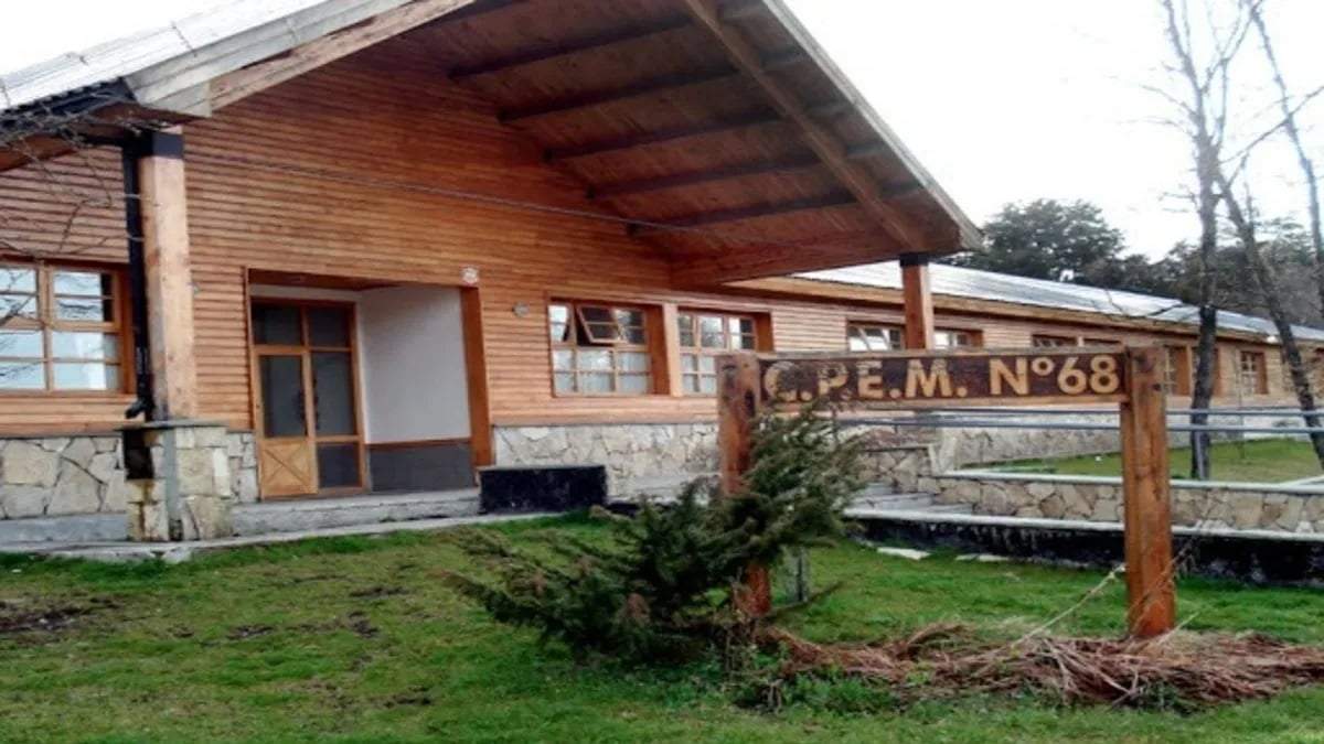 CPEM 68 de Villa La Angostura en alerta por el regreso de un profesor denunciado por abusos. Fuente: (Facebook)