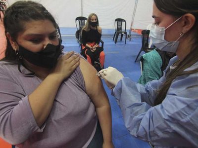 La vacunación contra el coronavirus en Neuquén sigue hoy en 23 localidades