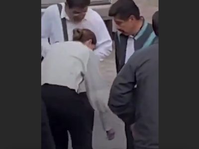 Directora de comunicación social de la SCJN limpia zapatos al ministro Hugo Aguilar