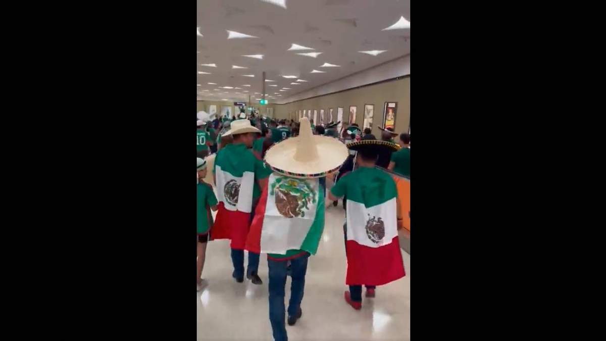 Mexicanos en Qatar corearon: "¡El INE no se toca!"