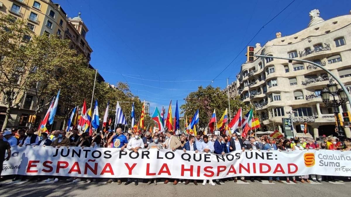 Grupos de ultraderecha se manifestaron en el día de la Hispanidad en el paseo de Gràcia de Barcelona