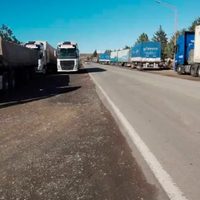 Pino Hachado reabrió por unas horas y comenzaron a pasar los camiones varados en Las Lajas