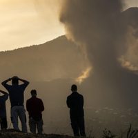 Caos total: se rompió el cono del volcán de La Palma y una colada de lava enorme se dirige al mar