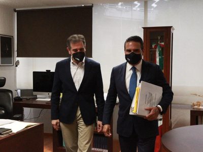 Silvano Aureoles ahora visitó el INE; lo recibió Lorenzo Córdova