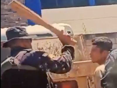 Captan a policías de élite de Chiapas golpeando con una tabla a un joven detenido (Video)
