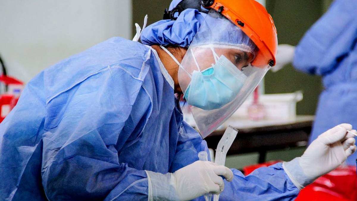 Profesional de la Salud realiza una prueba PCR. Fuente: (Twitter)