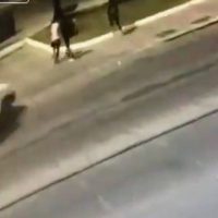 Repartidor asaltado alcanza a ladrones y los atropella (Video)