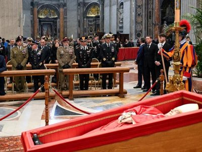 Continúa la multitudinaria despedida al papa Francisco