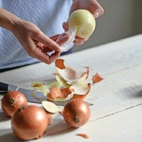 Ni se te ocurra tirar las cáscaras de las cebollas: prepará esta sal tan rica y sana para condimentar tus comidas