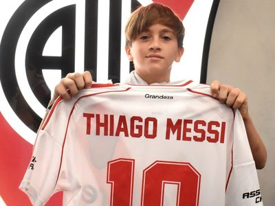 No usó solo la de Boca: Thiago Messi posó con la camiseta de River en el Monumental