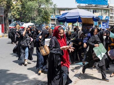 Los talibanes dispersaron con disparos una protesta de mujeres: pedían pan, trabajo y libertad