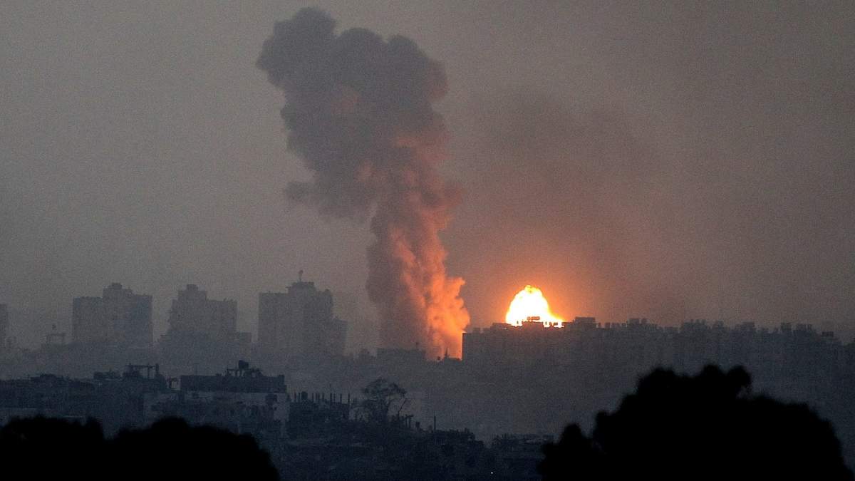 El fuego y el humo se elevan tras un ataque aéreo israelí en la Franja de Gaza este sábado