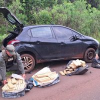 Encontraron un auto abandonado con 126 kilos de marihuana en su interior