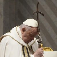 El Papa, con aparente buen estado, da órdenes a los sacerdotes en la misa del Jueves Santo
