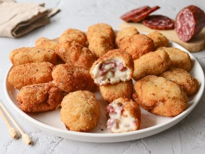 Con 3 salchichas y media cebolla, hacete estas croquetas nacionales y populares que te salvan el almuerzo y el bolsillo