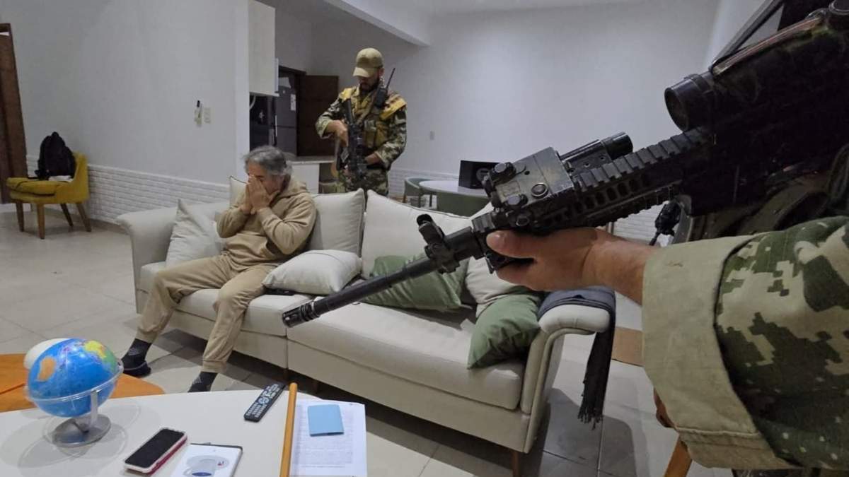 Hernán Bermúdez Requena bajo custodia de policías de Paraguay