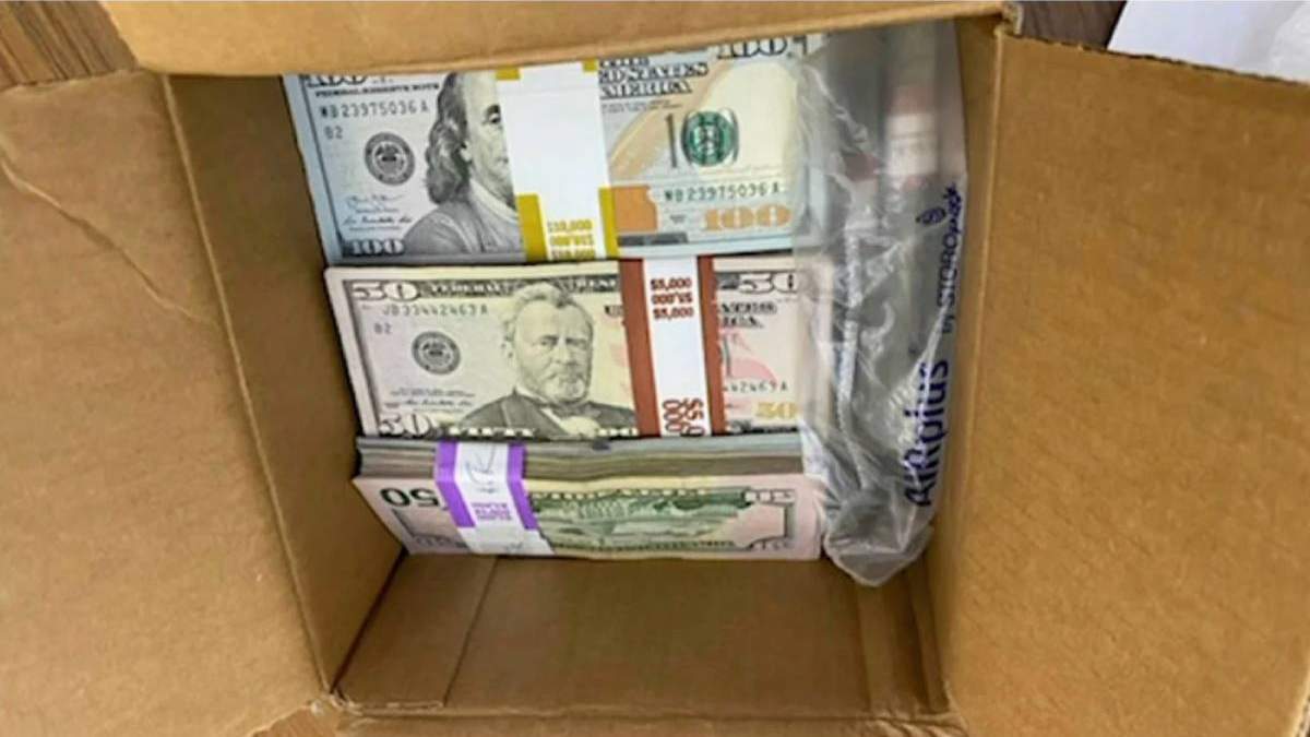 La caja con el dinero