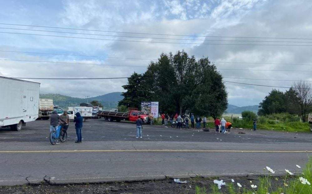 Michoacán: Comunidad indígena bloquean carretera por desaparición de comunero