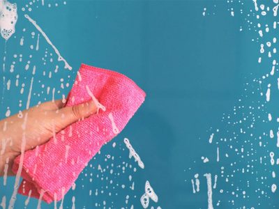 No gastes en productos caros: el truco para dejar la mampara de tu baño como nueva en menos de 10 minutos