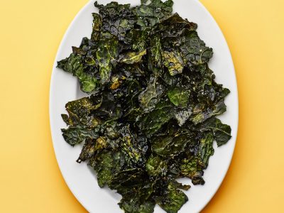 Chips de kale sin harina: llevá esta nutritiva verdura a otro nivel con esta receta perfecta para picotear o comer como guarnición