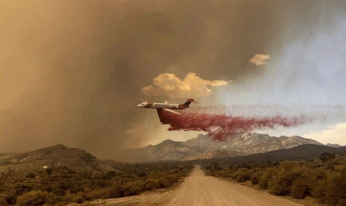 Un avión cisterna utilizado para combatir el fuego