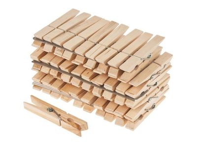 Con broches de madera, silicona y barniz, podés hacer este DIY que es un tesoro para tu mesa