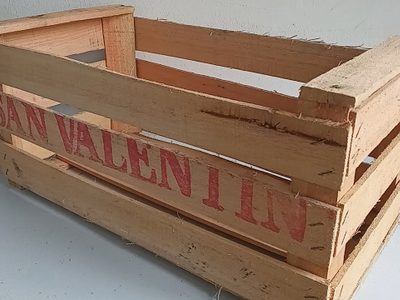 Si conseguís cajones de verdulería en la calle, guardalos: mirá las increíbles mesas que podés crear con ellos