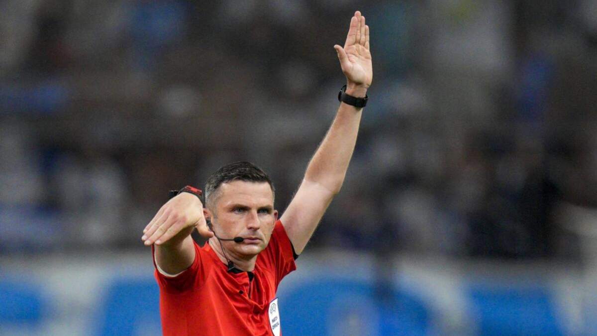 El árbitro Michael Oliver da direcciones en el encuentro de la Liga de Campeones entre el Marsella y el Panathinaikos