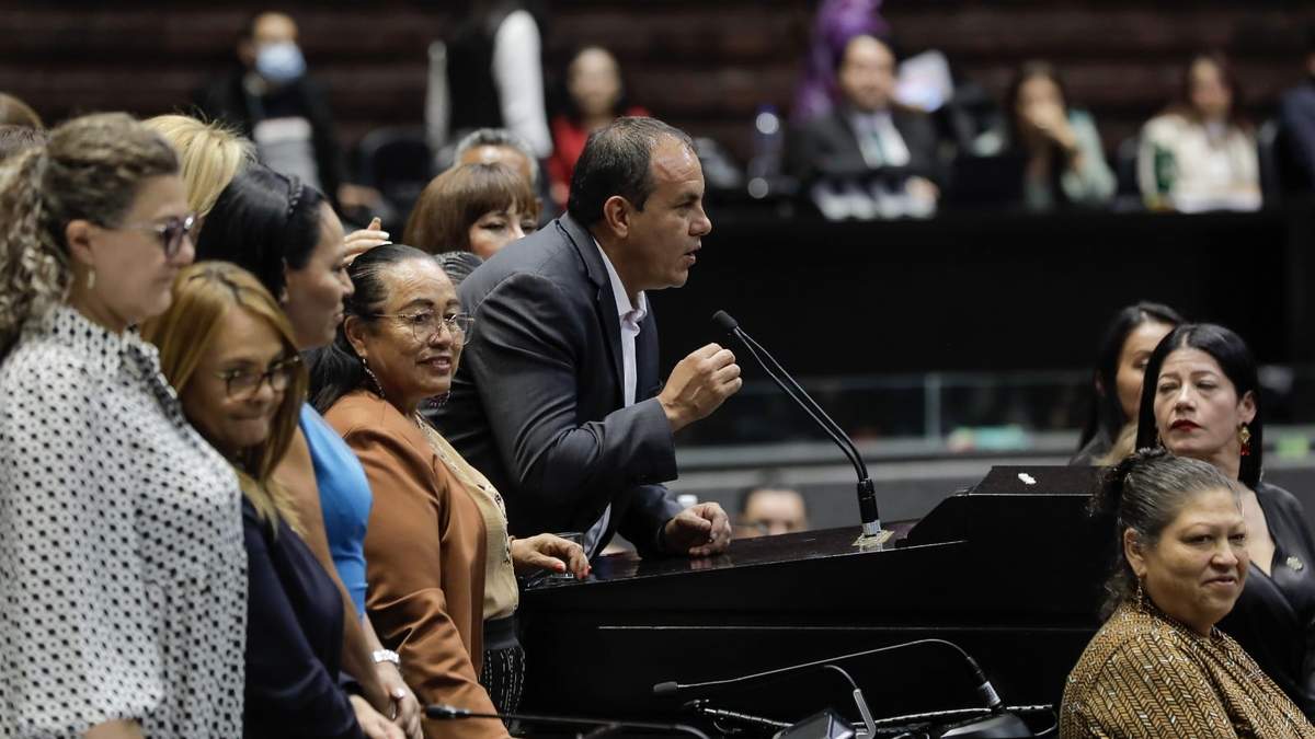 En la imagen, Cuauhtémoc Blanco arropado por mujeres de morena contra su desafuero