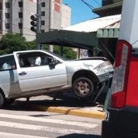 Intentó esquivar un auto y terminó incrustado en la defensa antichoque en la esquina de un comercio