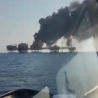 Explosión en plataforma de Pemex en la Sonda de Campeche; un muerto y 13 heridos (Video)