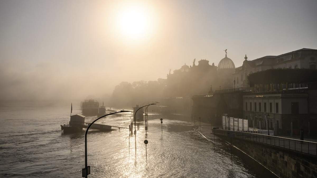 Una parte del casco antiguo de Terrassenufer se ve inundado por las crecidas del río Elbe en la mañana en la bruma matinal en Dresde, Alemania