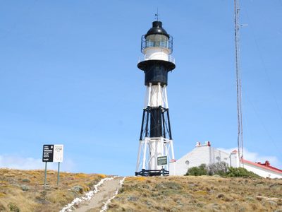 Rumbo al confín del mundo: el faro más remoto de Santa Cruz y sus leyendas de navegantes
